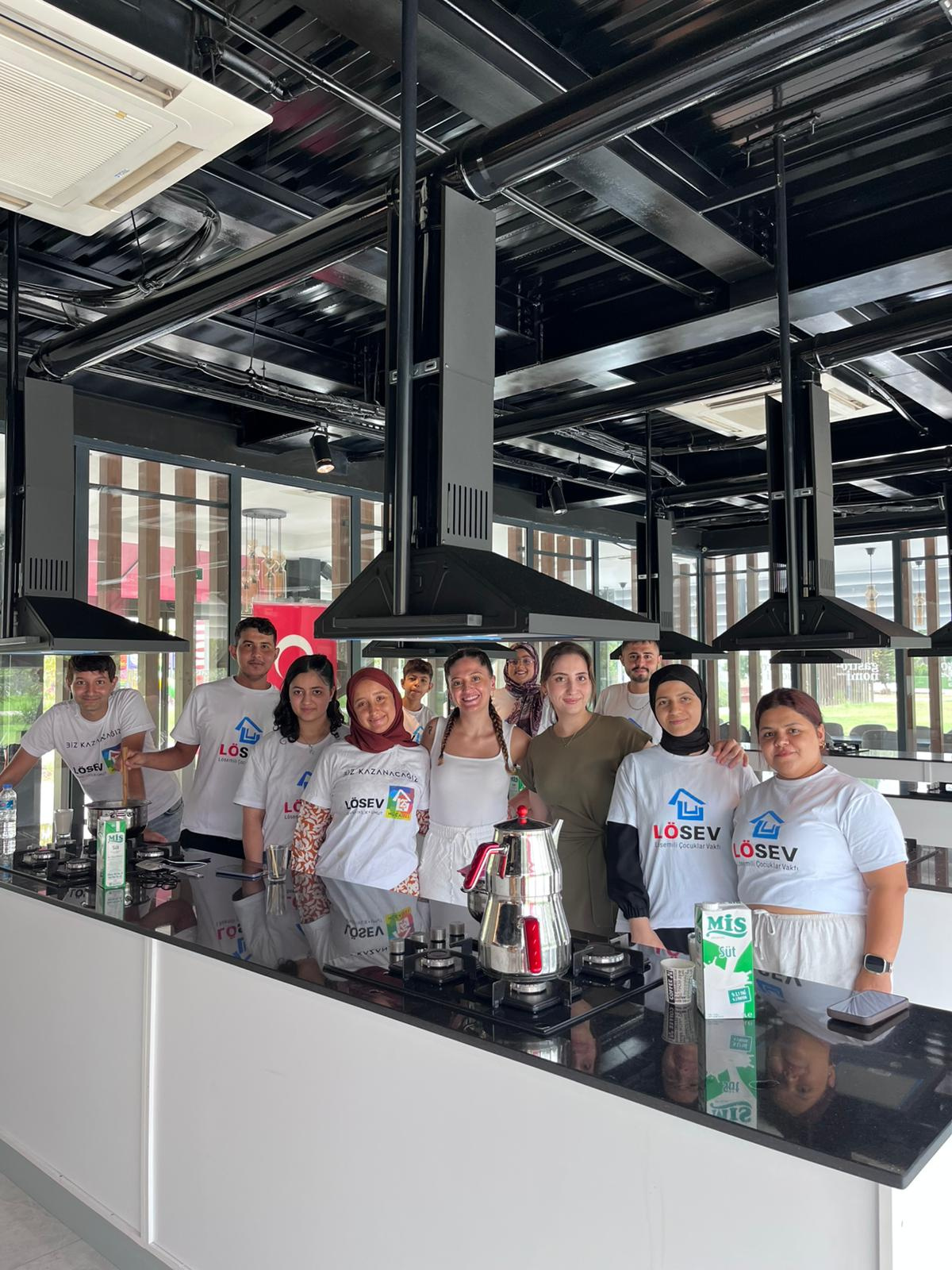 LÖSEV ile Gastronomi ve Mutfak Sanatları Bölümü iş birliği kapsamında gerçekleştirilen ‘Genç Şefler İş Başında’ adlı projenin ikinci basamağı tamamlandı.