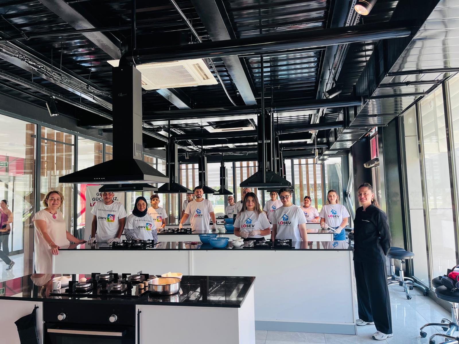 LÖSEV ile Gastronomi ve Mutfak Sanatları Bölümü iş birliği kapsamında gerçekleştirilen ‘Genç Şefler İş Başında’ adlı projenin ilk basamağı tamamlandı.